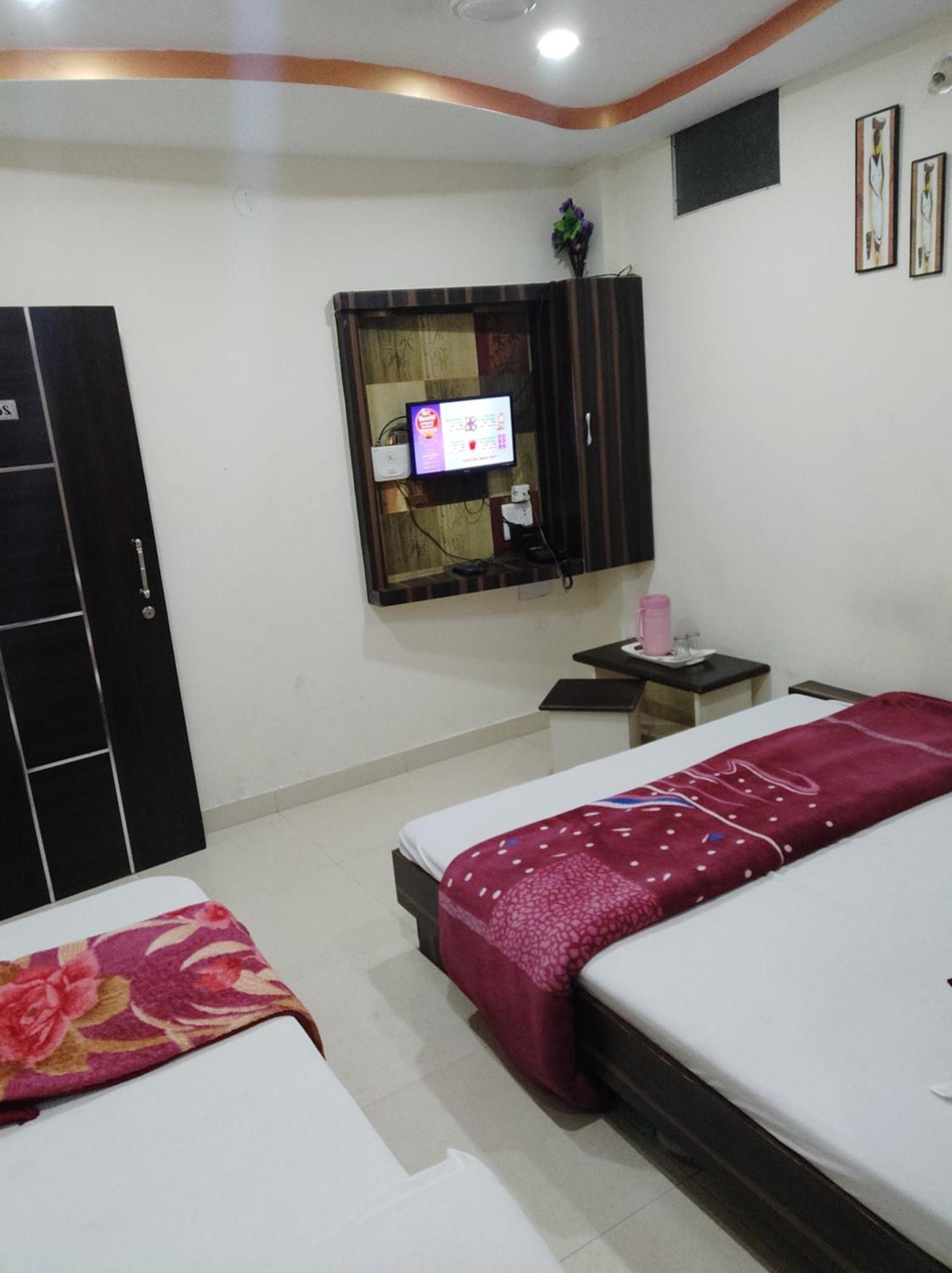 Hotel Vrandavan Palace Near Mahakal Temple Ujjain Buitenkant foto