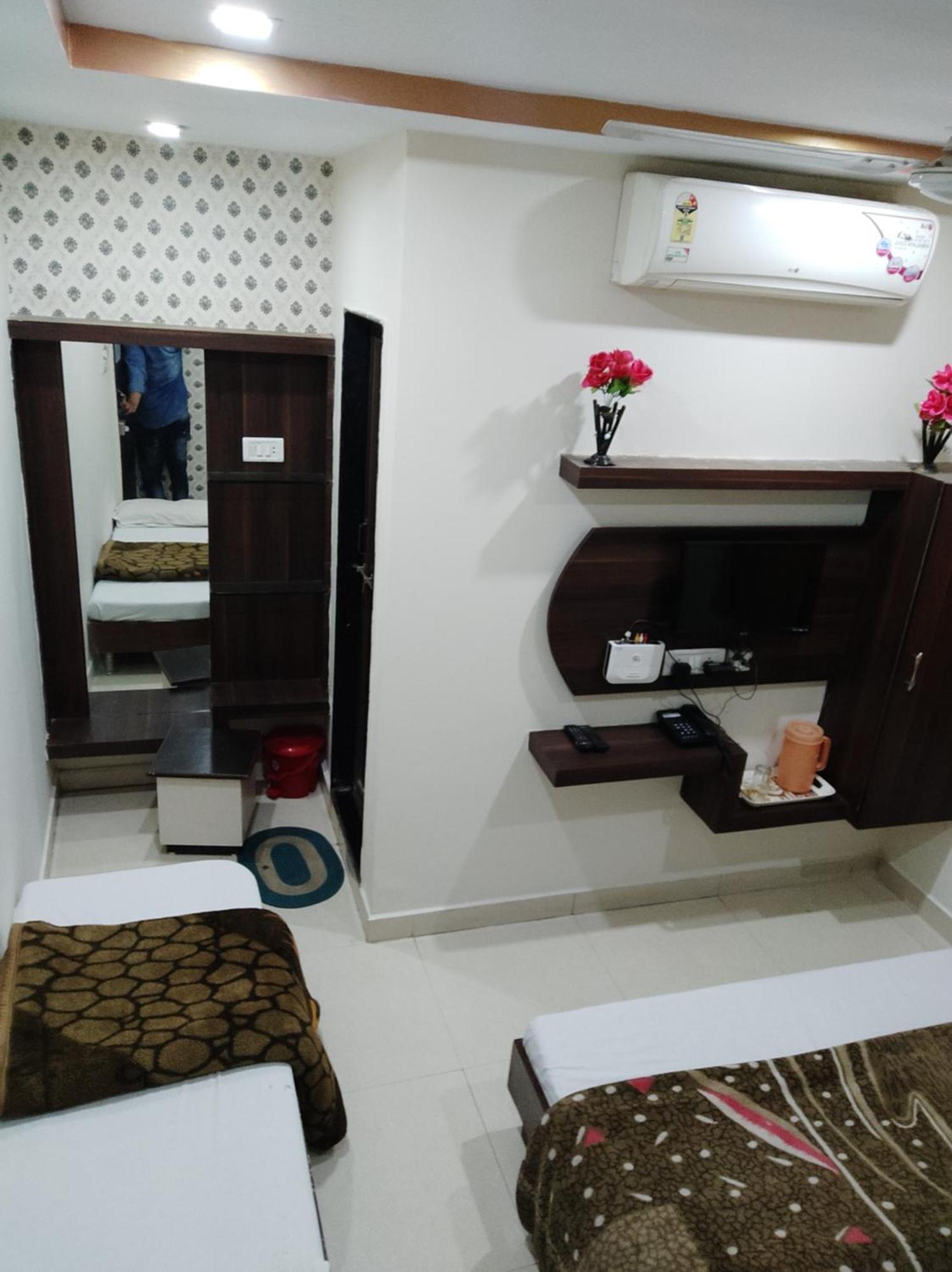 Hotel Vrandavan Palace Near Mahakal Temple Ujjain Buitenkant foto