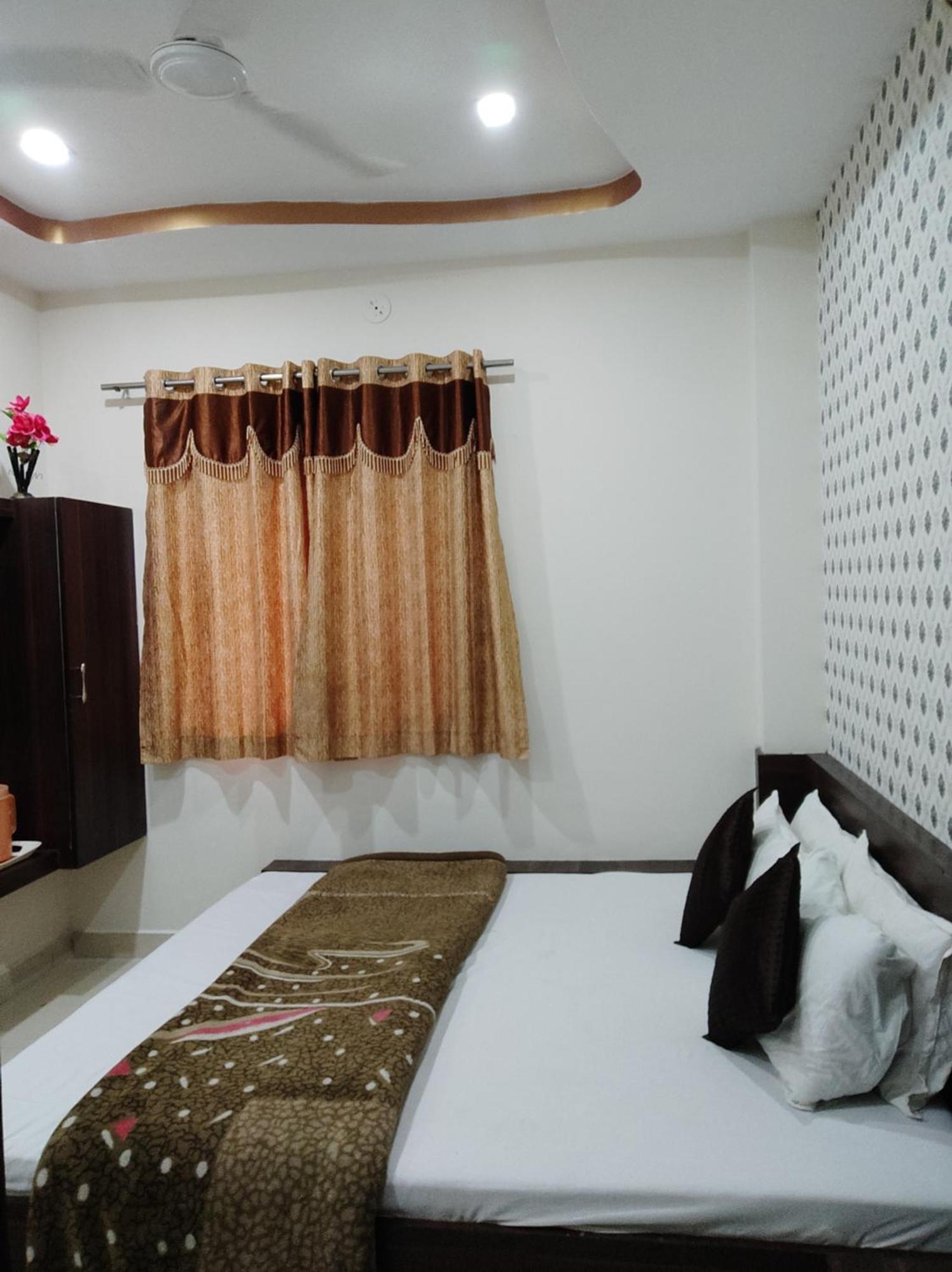 Hotel Vrandavan Palace Near Mahakal Temple Ujjain Buitenkant foto