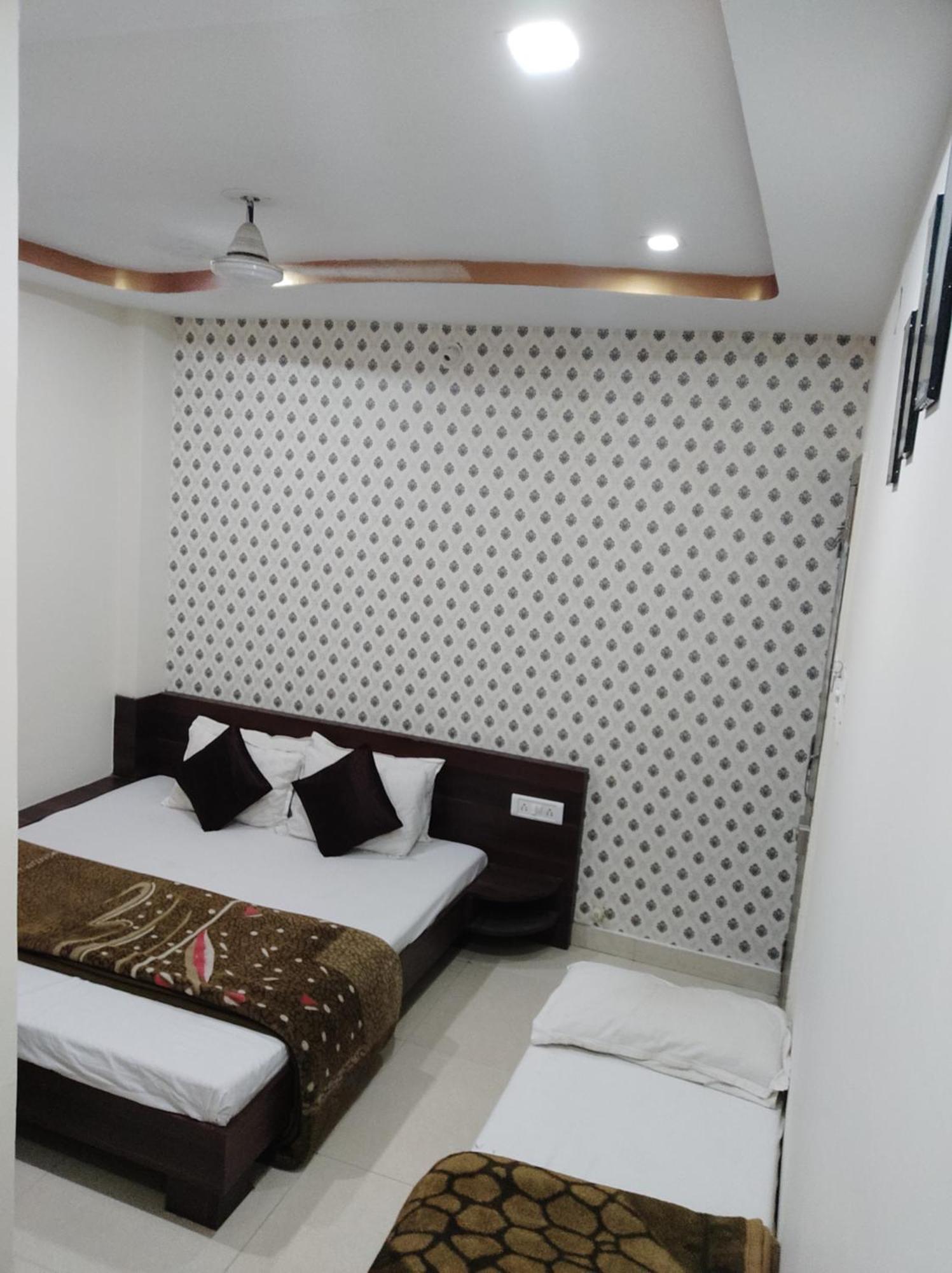 Hotel Vrandavan Palace Near Mahakal Temple Ujjain Buitenkant foto