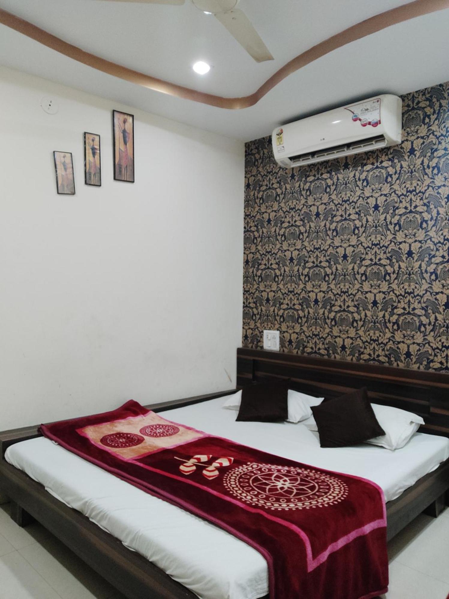 Hotel Vrandavan Palace Near Mahakal Temple Ujjain Buitenkant foto