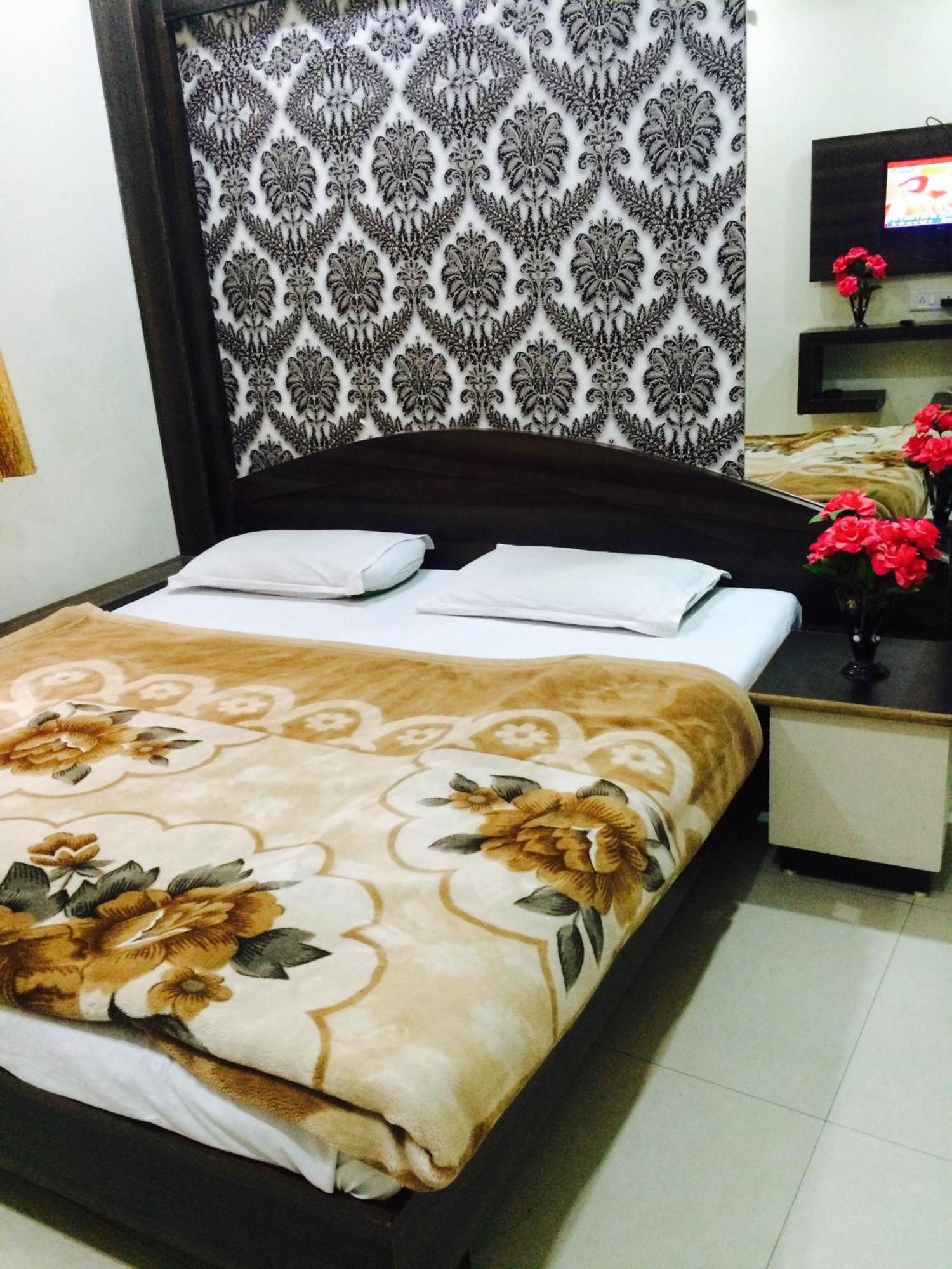 Hotel Vrandavan Palace Near Mahakal Temple Ujjain Buitenkant foto