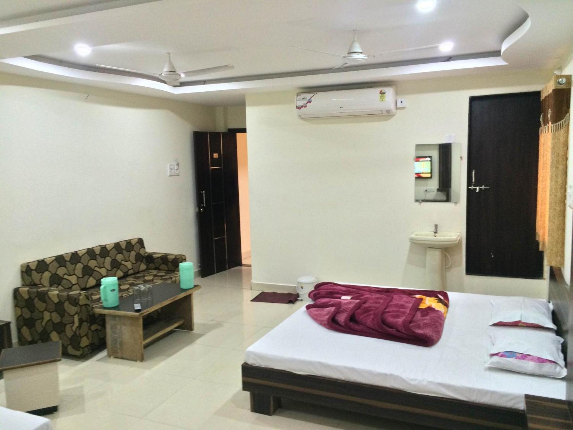 Hotel Vrandavan Palace Near Mahakal Temple Ujjain Buitenkant foto