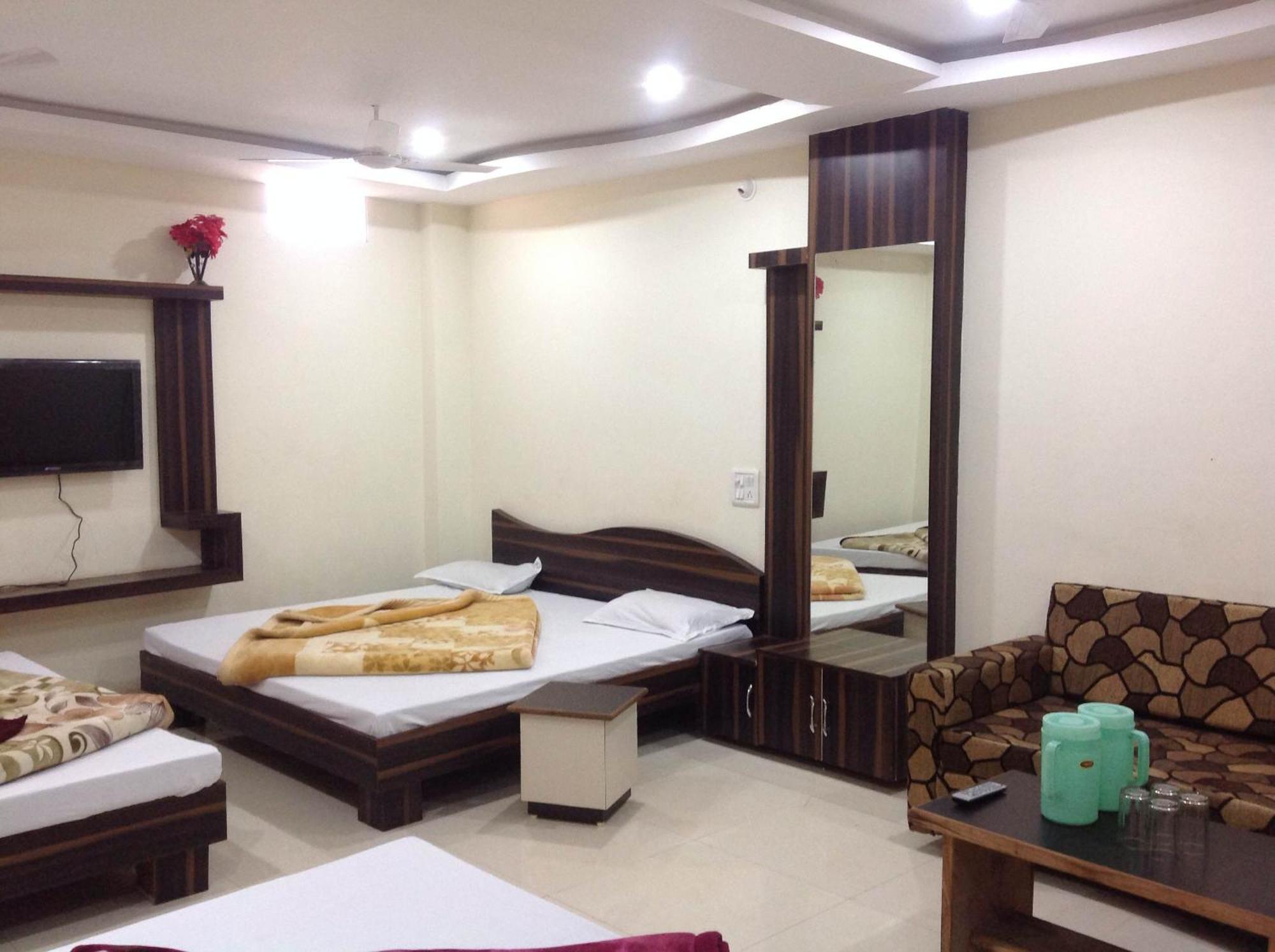 Hotel Vrandavan Palace Near Mahakal Temple Ujjain Buitenkant foto