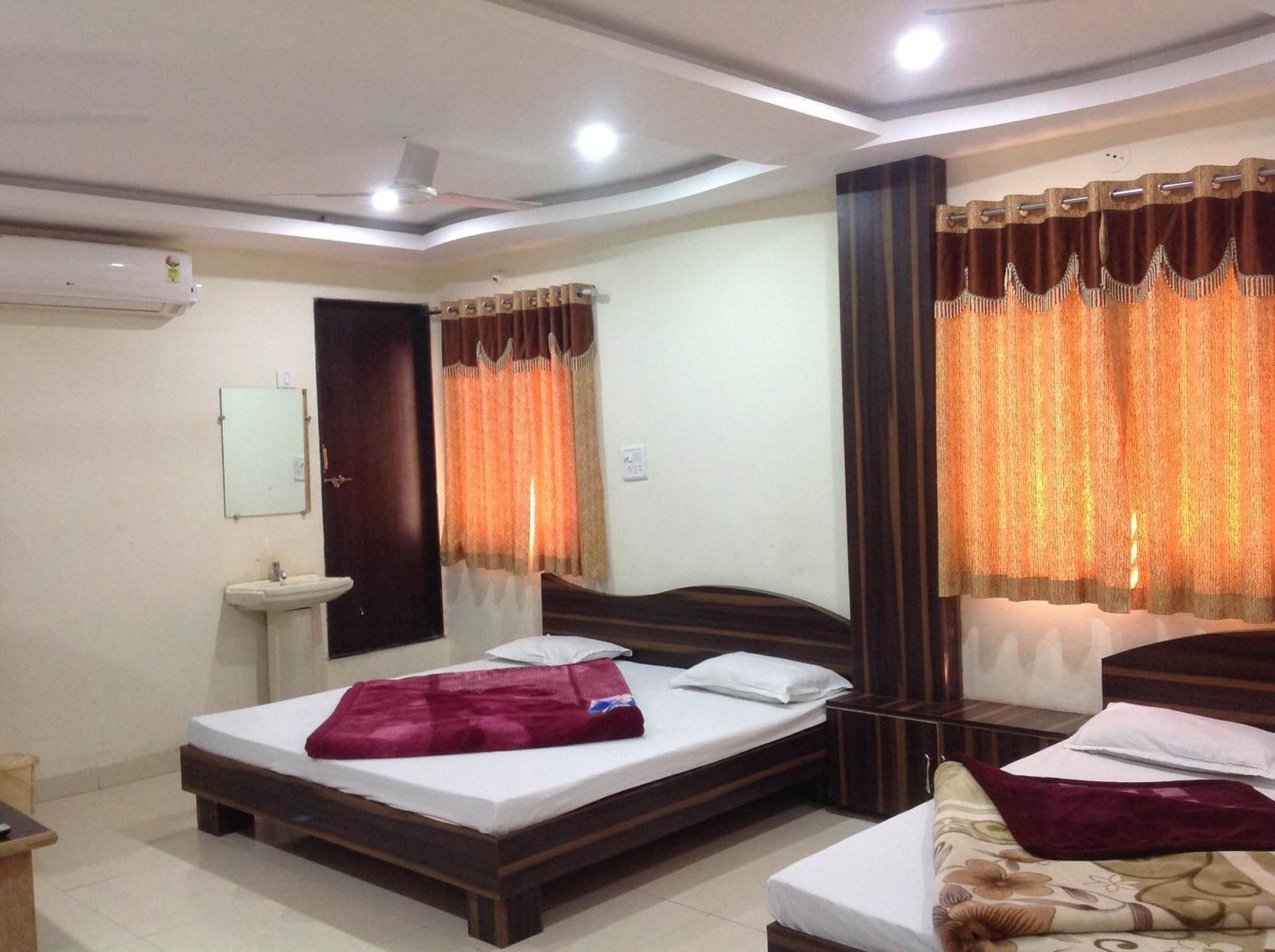 Hotel Vrandavan Palace Near Mahakal Temple Ujjain Buitenkant foto