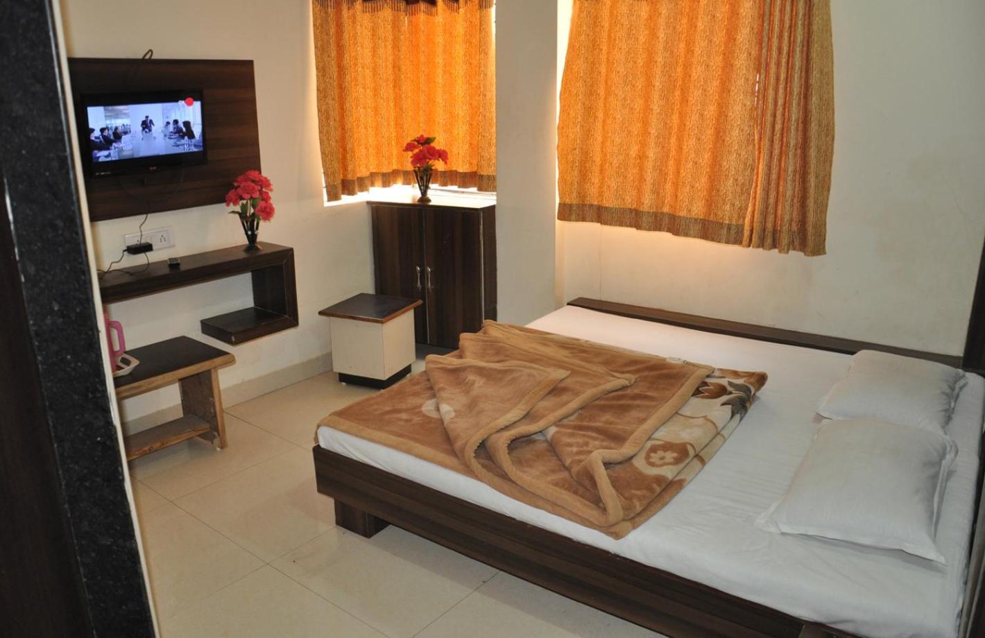 Hotel Vrandavan Palace Near Mahakal Temple Ujjain Buitenkant foto