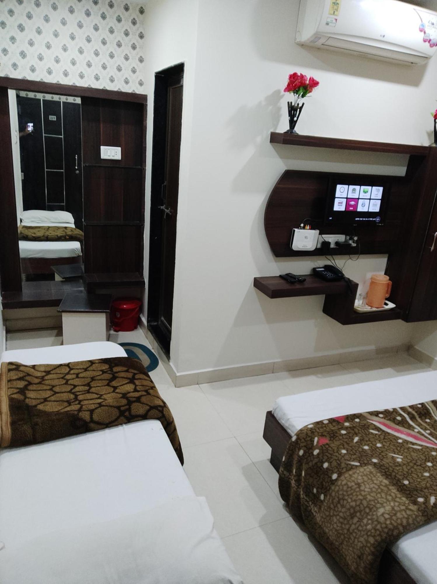 Hotel Vrandavan Palace Near Mahakal Temple Ujjain Buitenkant foto