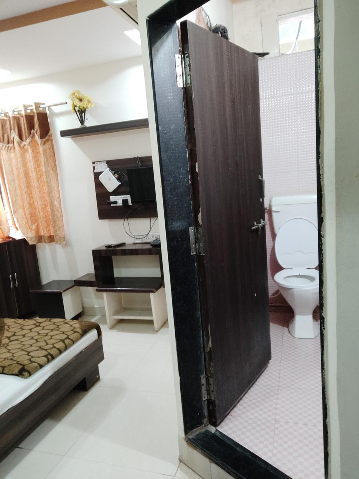 Hotel Vrandavan Palace Near Mahakal Temple Ujjain Buitenkant foto