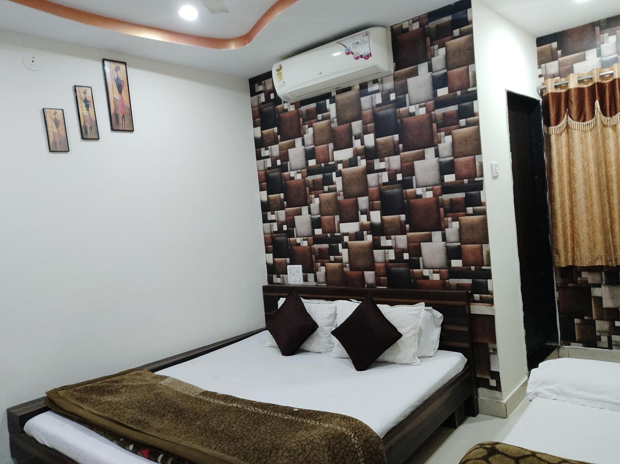 Hotel Vrandavan Palace Near Mahakal Temple Ujjain Buitenkant foto