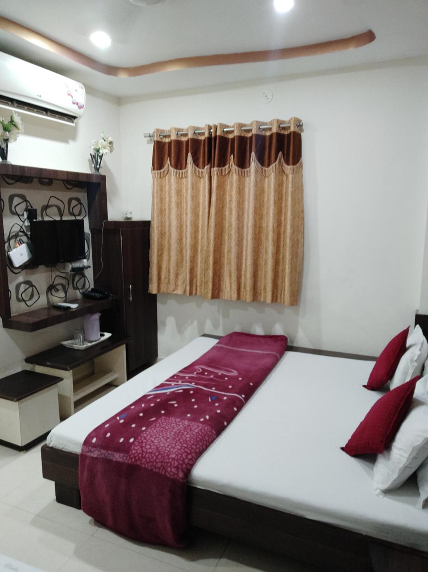 Hotel Vrandavan Palace Near Mahakal Temple Ujjain Buitenkant foto