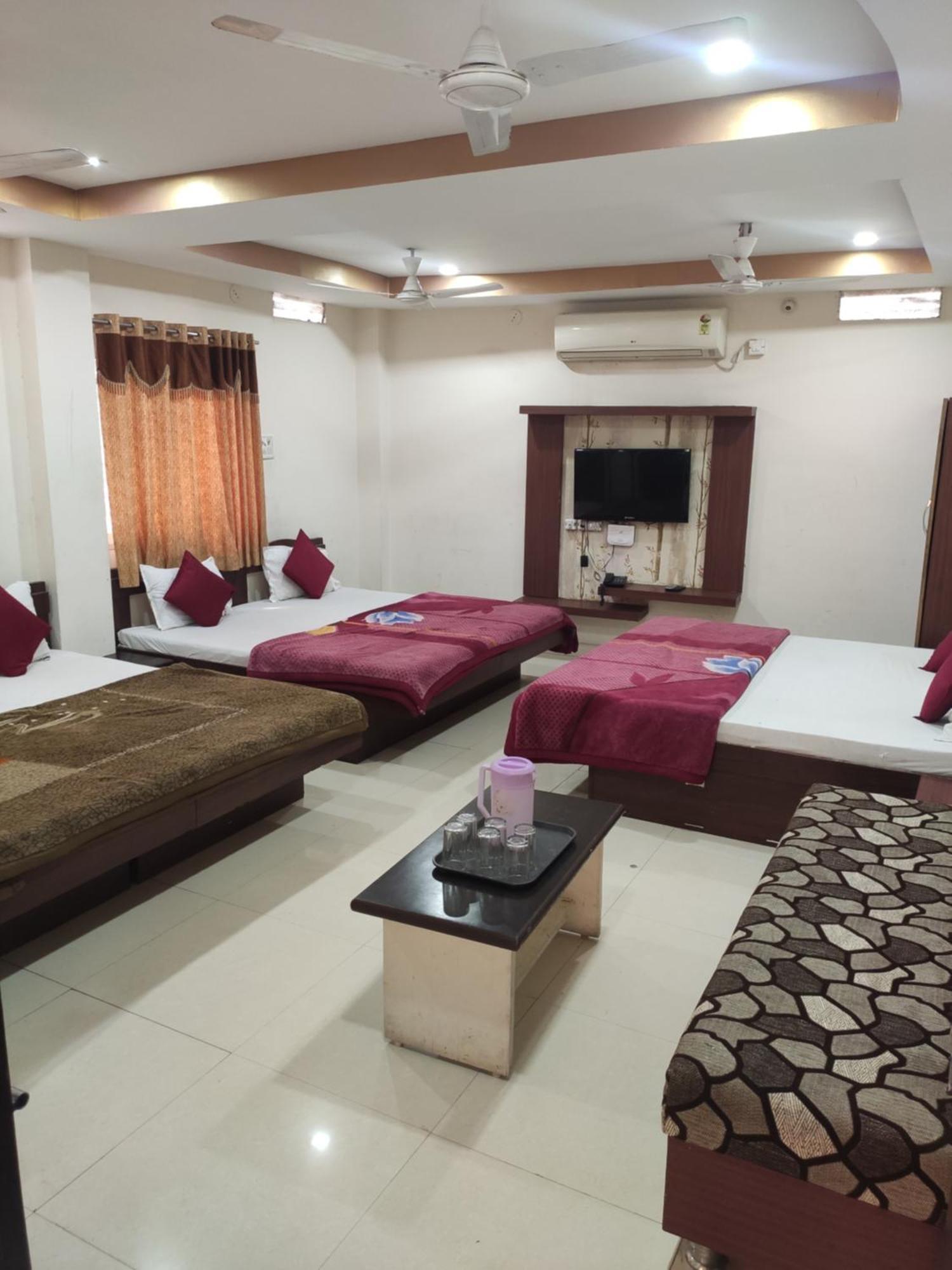 Hotel Vrandavan Palace Near Mahakal Temple Ujjain Buitenkant foto