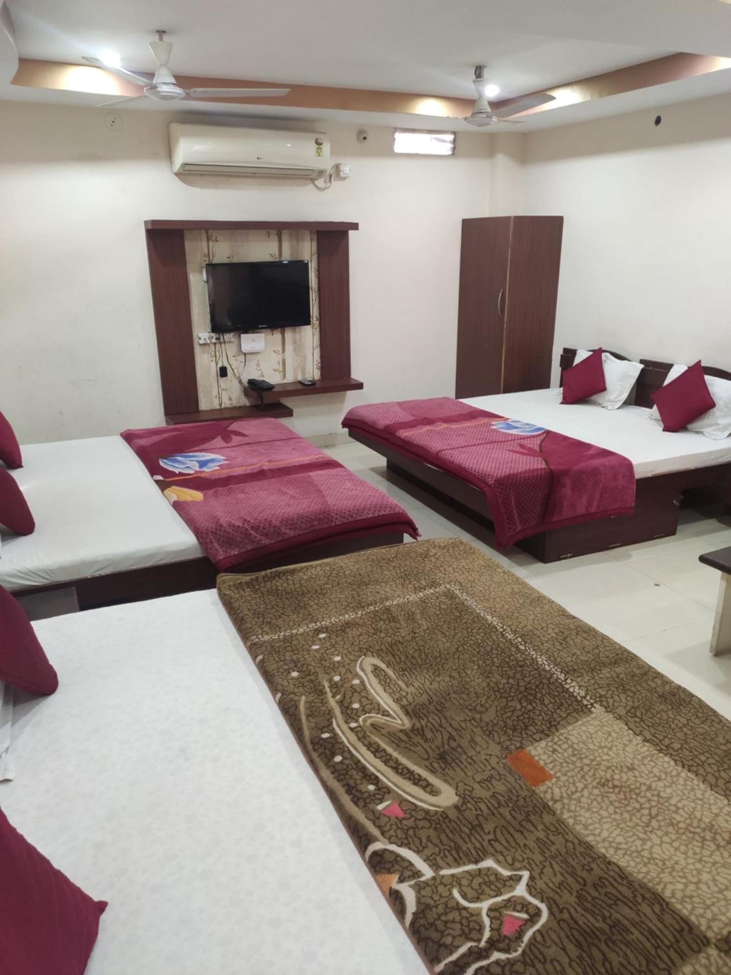 Hotel Vrandavan Palace Near Mahakal Temple Ujjain Buitenkant foto