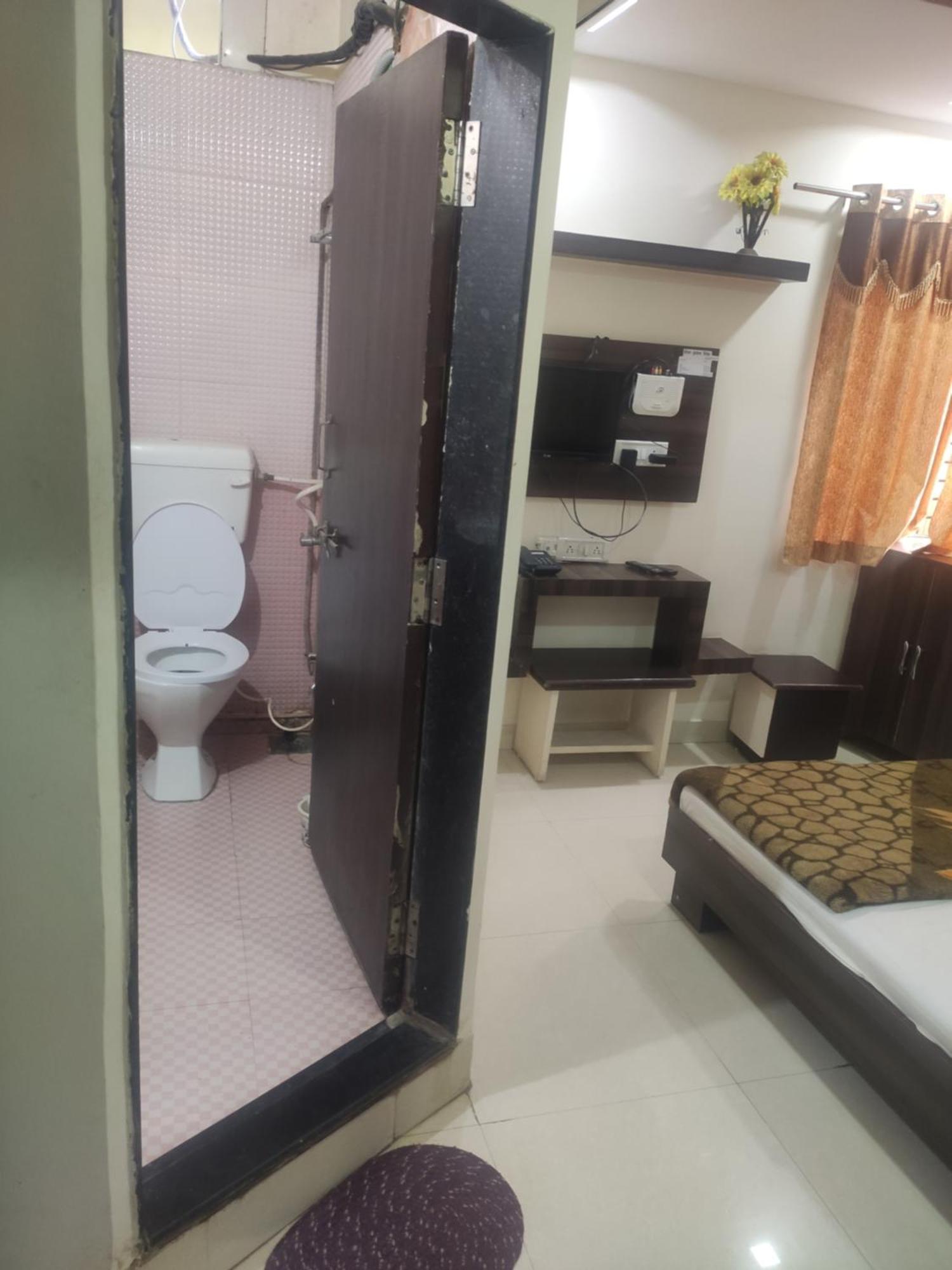 Hotel Vrandavan Palace Near Mahakal Temple Ujjain Buitenkant foto