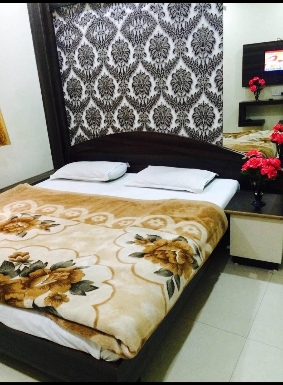 Hotel Vrandavan Palace Near Mahakal Temple Ujjain Buitenkant foto