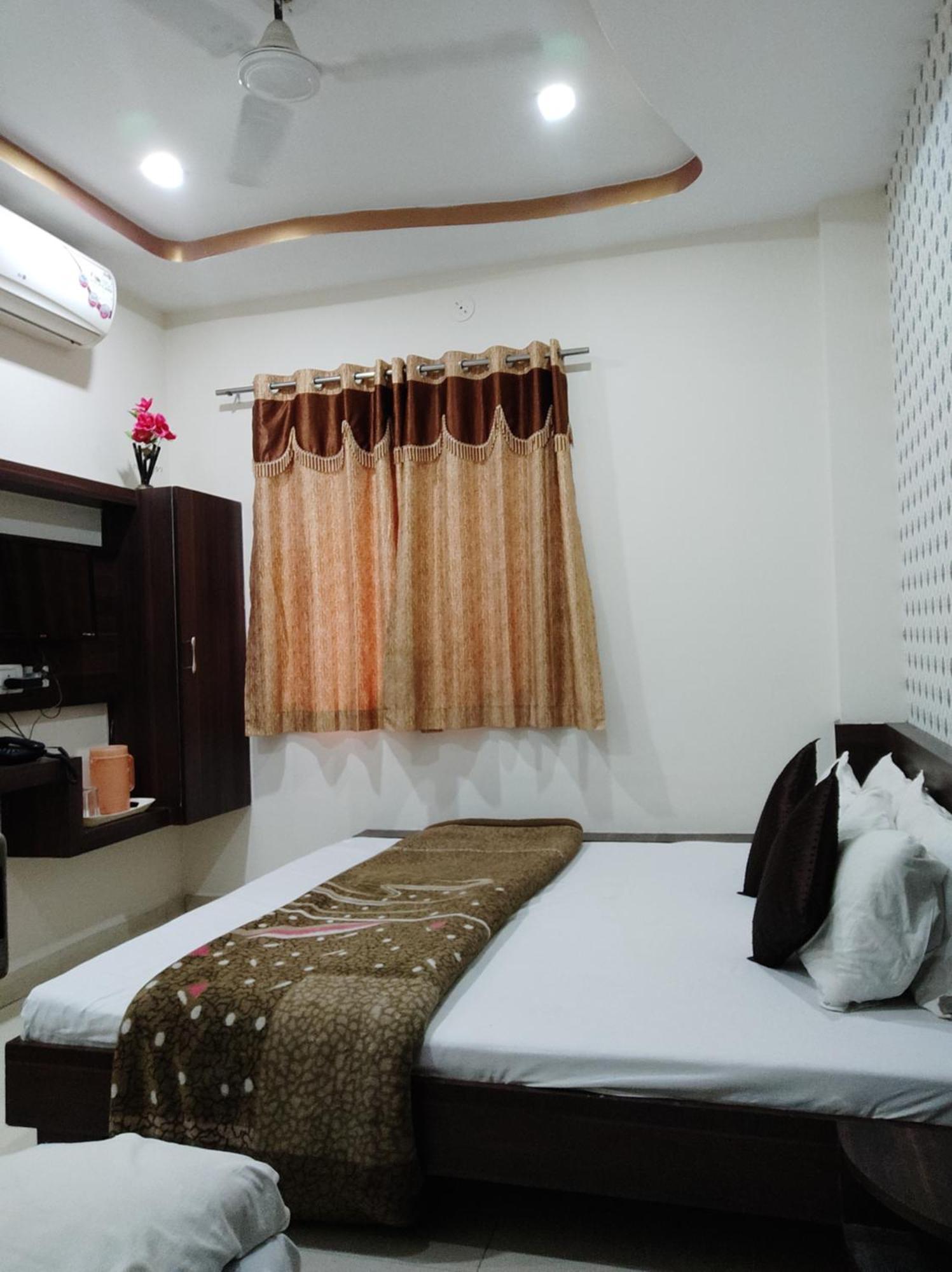 Hotel Vrandavan Palace Near Mahakal Temple Ujjain Buitenkant foto