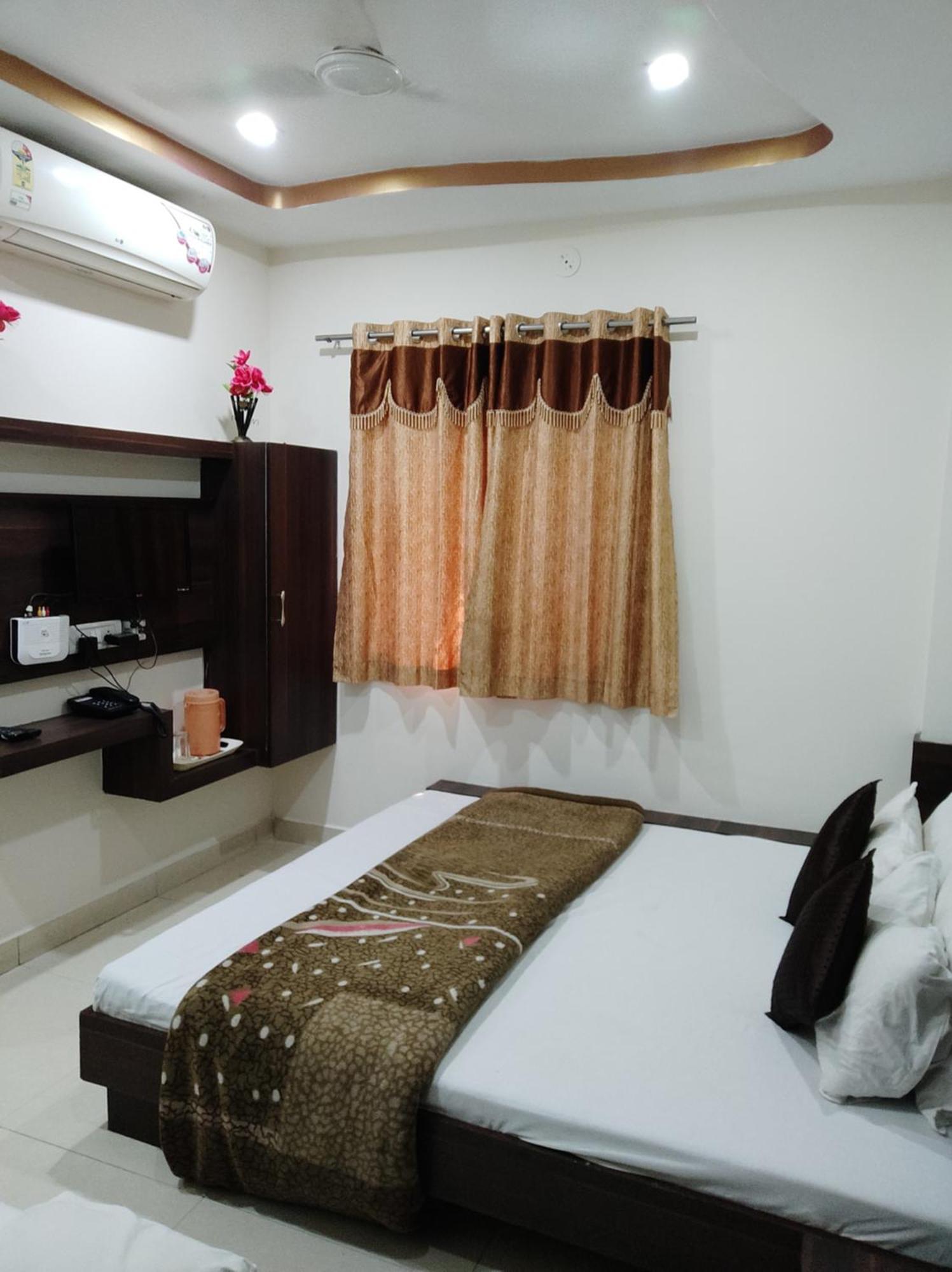 Hotel Vrandavan Palace Near Mahakal Temple Ujjain Buitenkant foto