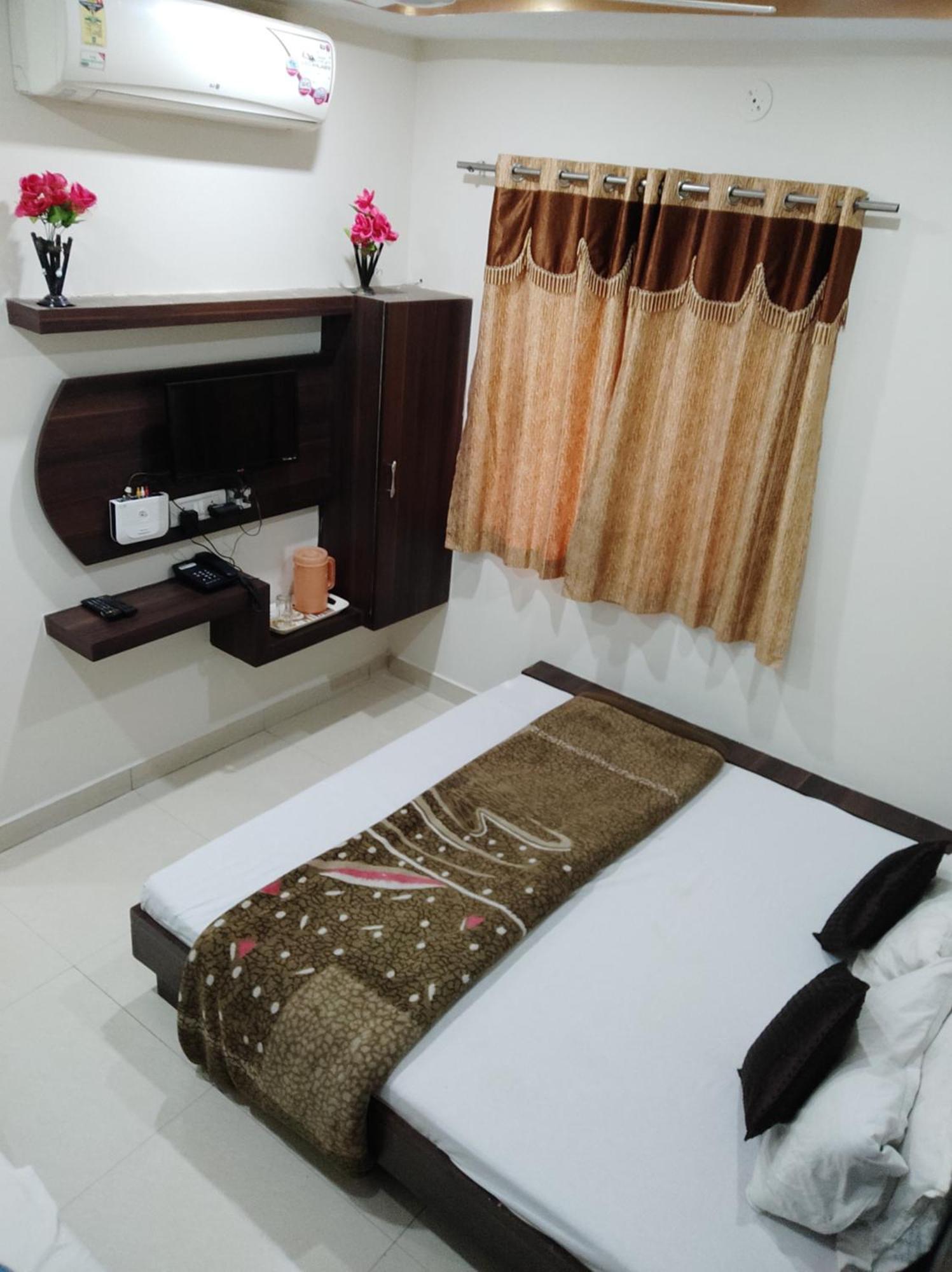 Hotel Vrandavan Palace Near Mahakal Temple Ujjain Buitenkant foto