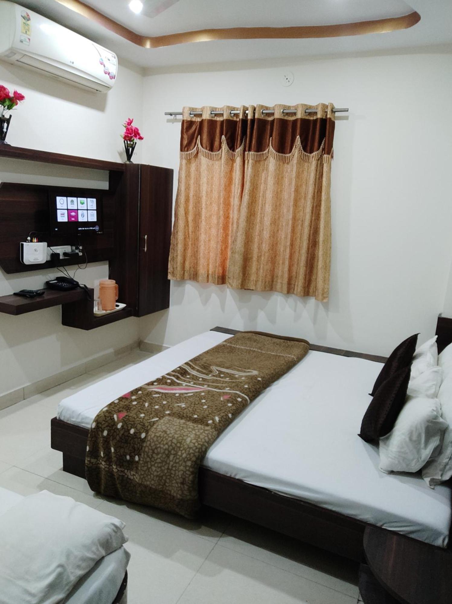 Hotel Vrandavan Palace Near Mahakal Temple Ujjain Buitenkant foto